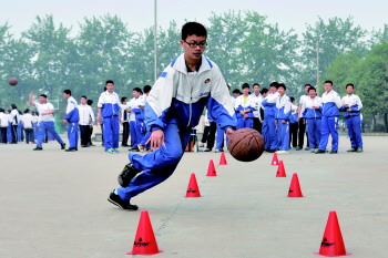 学生在为中考体育做准备.(资料片)  本报记者 王鸿哲 摄