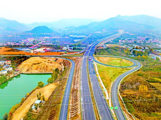 10月27日,济泰高速正式通车,济泰一体化发展进程提速.