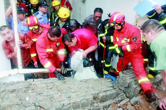 25日,煙臺一水泥廠圍牆被雨沖塌,兩間板房被壓倒,三名工人被埋.