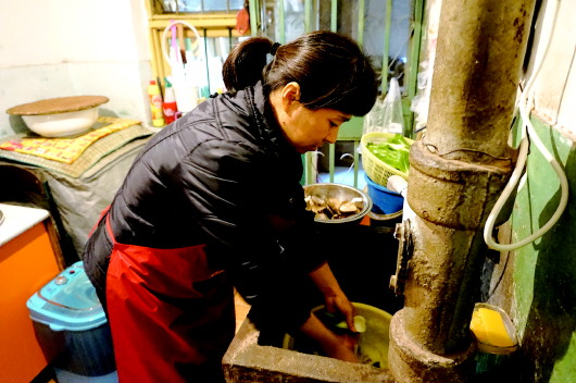 家政服务员刘女士一到张先生家就忙着洗菜做饭 见习记者 范佳 摄