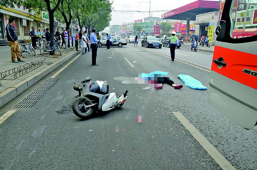 山大路一辆摩托车行驶中摔倒,造成一名女子身亡 交警供图